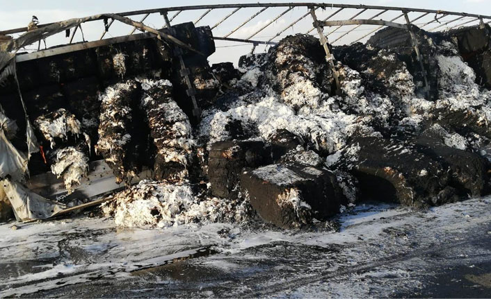 Pamuk yüklü tır seyir halindeyken alev aldı