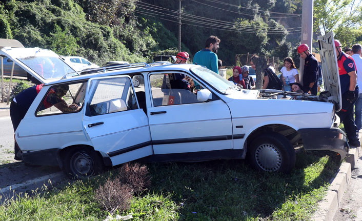 Beton mikserinin çarptığı otomobil refüje çıktı
