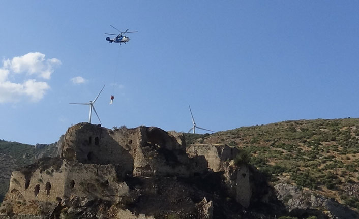 Bakras Kalesi’nde çıkan yangına havadan müdahale edildi