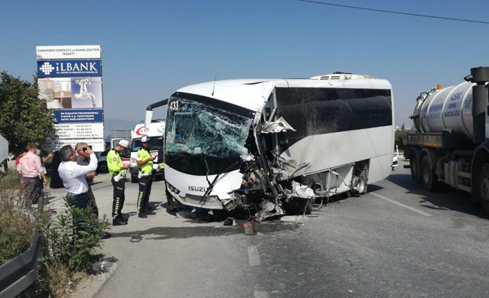 Tur otobüsü kaza yaptı, çok sayıda turist yaralandı