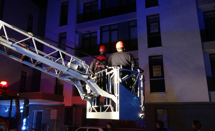 Evde bulunamayan genç kadın için itfaiye balkondan girdi