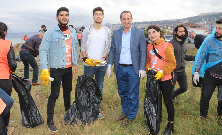 Belediye başkanı sahile indi çöp topladı!