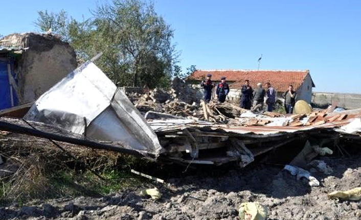 Çöken çatının altında kalan kadın yaralandı