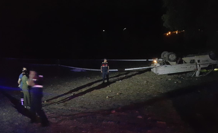 Otomobilin çarptığı kamyonet tarlaya devrildi: 1 ölü, 2 yaralı