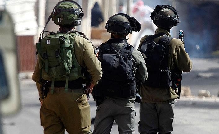 İsrail güçleri 14 Filistinliyi gözaltına aldı