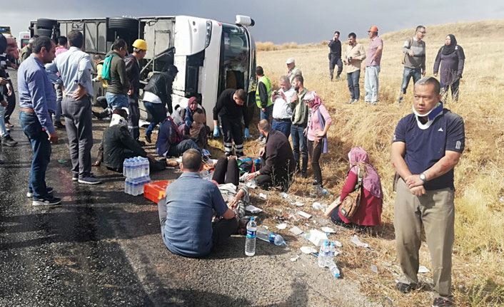 Malezyalı turistleri taşıyan tur otobüsü devrildi