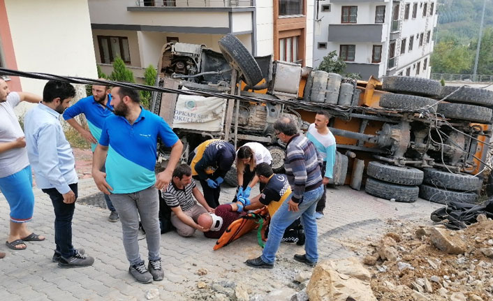 Hafriyat yüklü kamyon devrildi