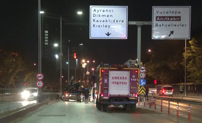 Başkent'te otomobil yön levhasına çarptı