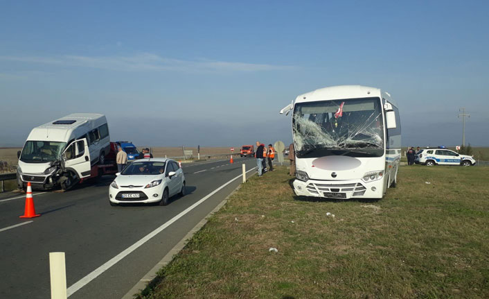 Servis araçları çarpıştı - 17 yaralı