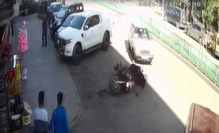 Yanlış manevra yapan sürücü polis motosikletine çarptı