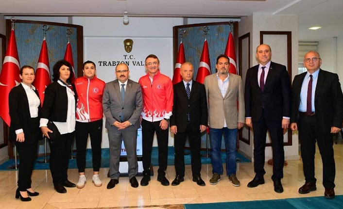 Busenaz Sürmeneli'den Trabzon Valisi Ustaoğlu'na ziyaret