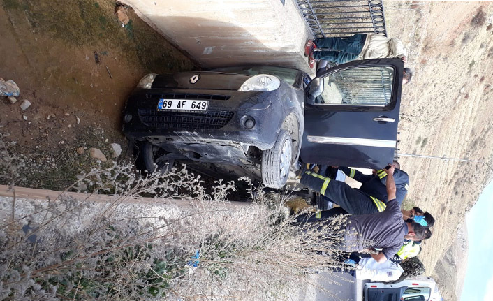 Araç su kanalına uçtu