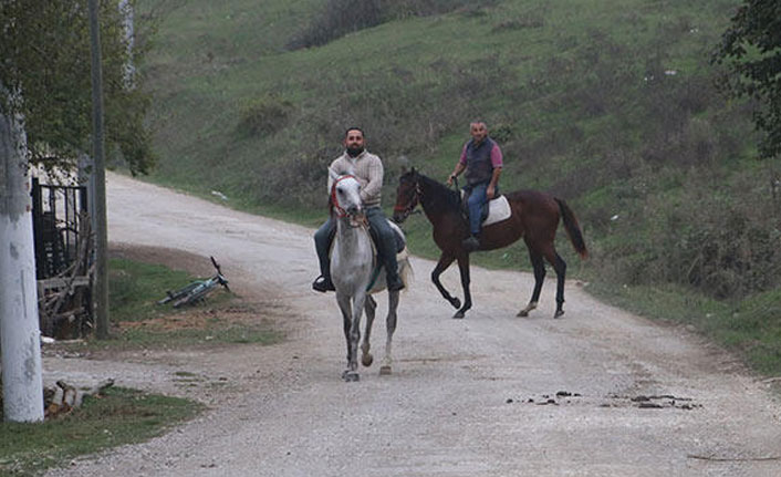 Bozuk yolları atlarla geçmeye başladılar