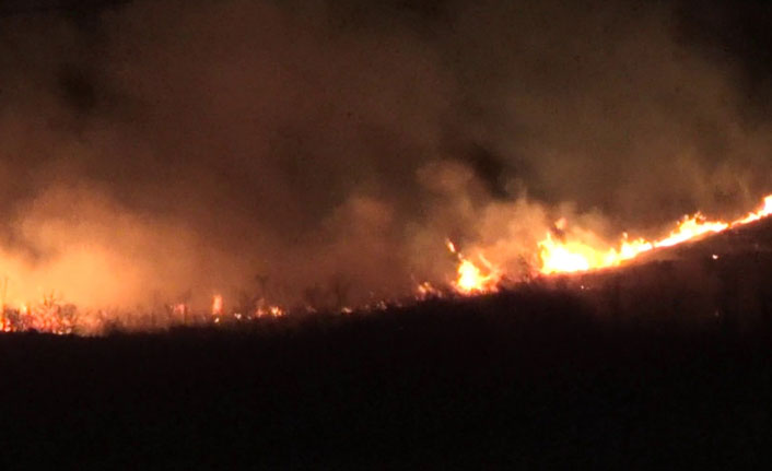 Atlama kuleleri arkasında korkutan yangın