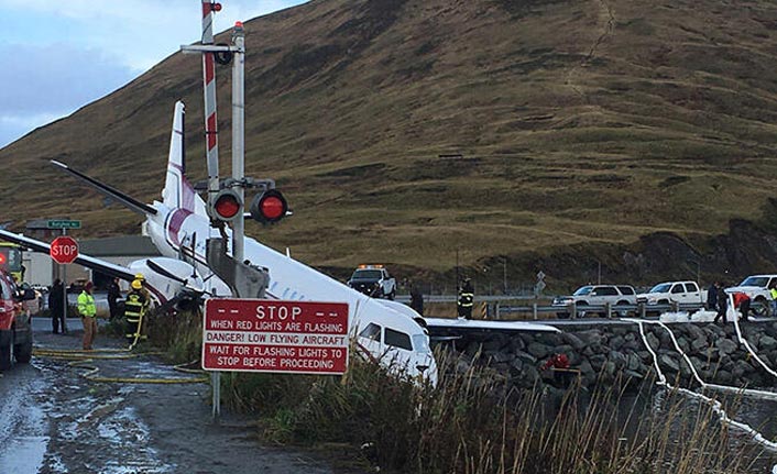 Yolcu uçağı pistten çıktı: 1 ölü, 10 yaralı