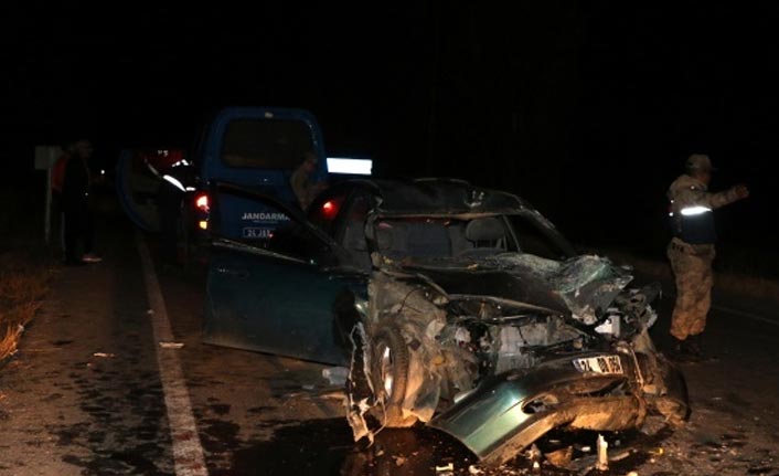 Traktörün römorkuna çarptı hurdaya döndü