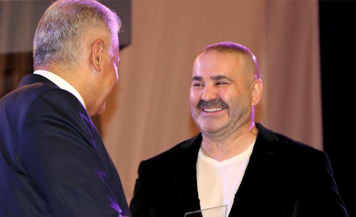 Erzincan’da Şafak Sezer’e öğrencilerden yoğun ilgi!