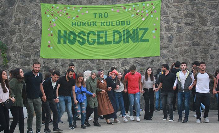 Trabzon’da üniversite öğrencileri hamsi şenliğinde buluştu