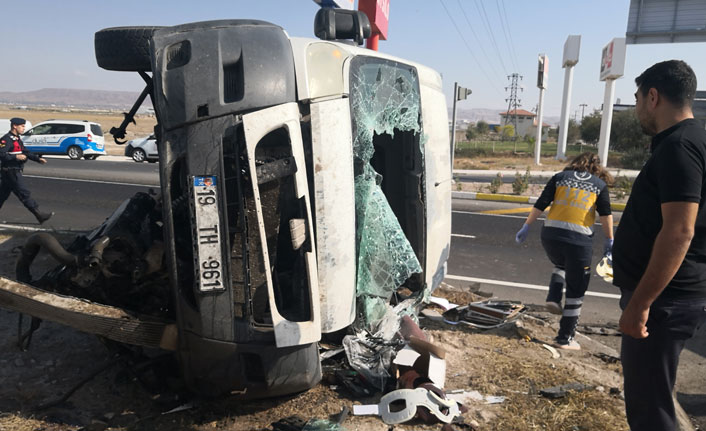 Minibüsle otomobil çarpıştı, yaralılar refüje saçıldı