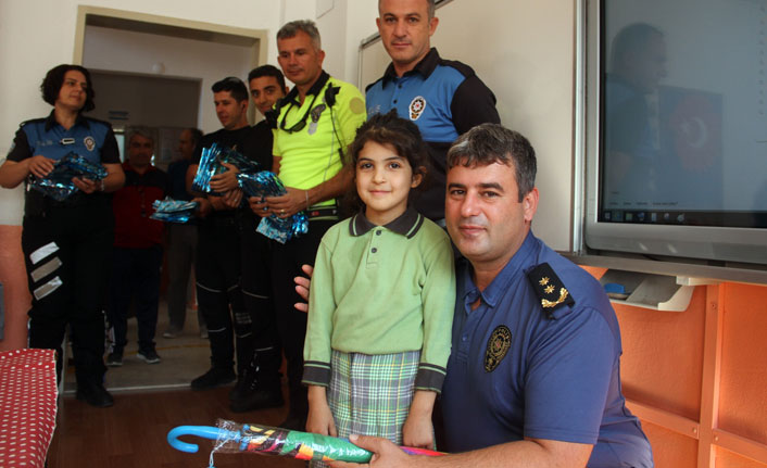 Kırık şemsiyesiyle polisin motosikletini yağmurdan korudu