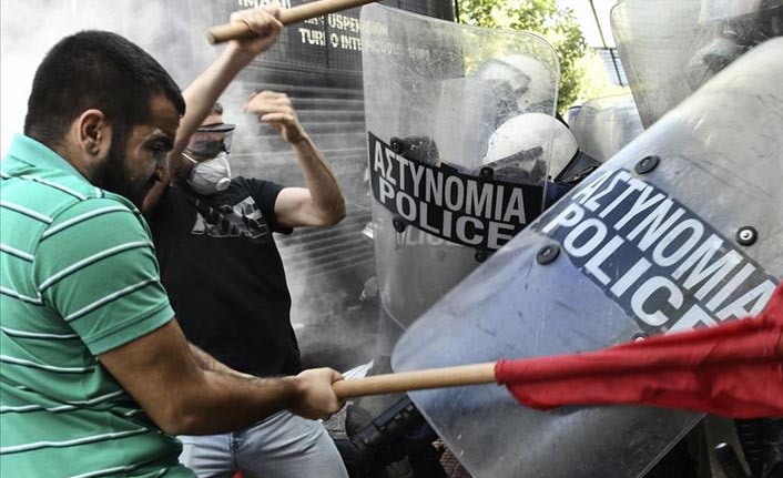 Yunanistan'da öğrenciler polisle çatıştı