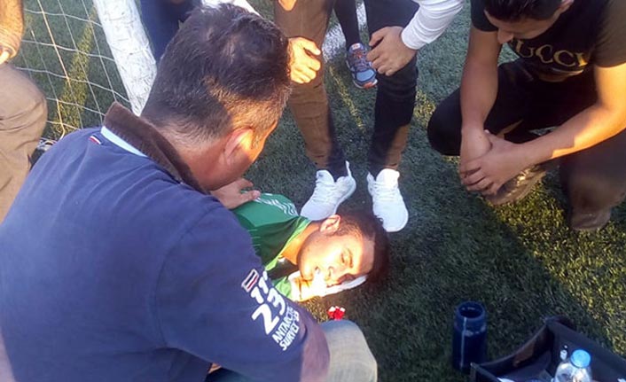 Amatör maçta iki futbolcu korkuttu