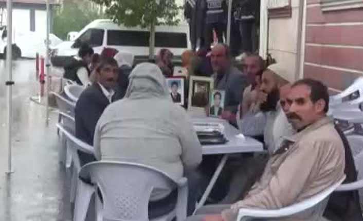 HDP önündeki aileler için çadır kuruldu