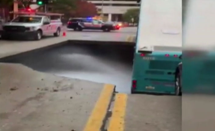 ABD’nin Pensilvanya eyaletinde Yolcu otobüsü çukura düştü