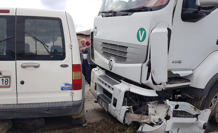 Kırmızı ışık ihlali yapan tır otomobile çarptı