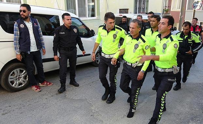 Polisi 2 kilometre kaputta taşıdı