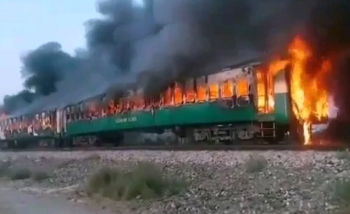 Tren yandı, 62 kişi öldü