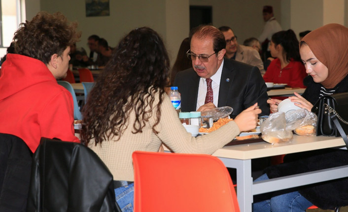 Bayburt'ta rektörden öğrencilere moral ziyareti