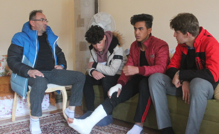 Yola atlayan çocuğu kurtardı kendi yaralandı