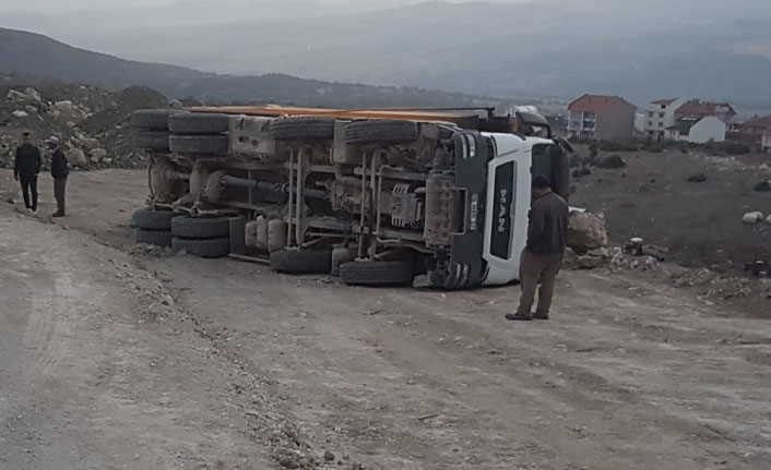 Emet'te harfiyat kamyonu devrildi