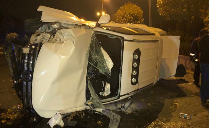 Başkent'te refüje çarpan araç karşı yola uçtu