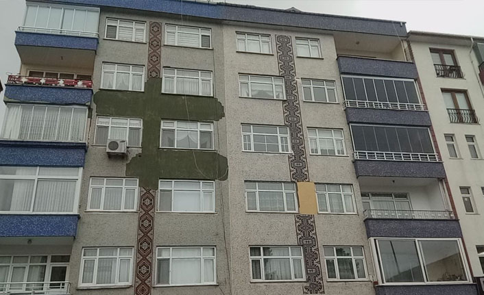 Rize'de bir binanın dış cephe kaplaması tehlike saçıyor