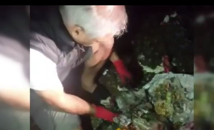 Çöpe attığı parayı, izini sürüp buldu