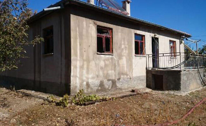 İçtiği sigarayı söndürmeden yatınca çıkan yangında öldü