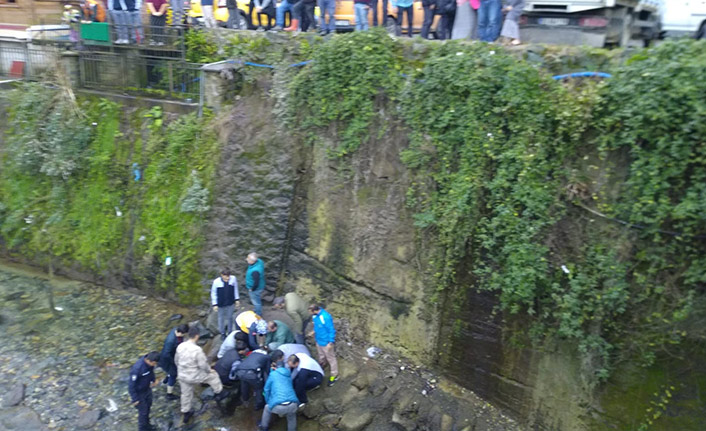 Dereye düşen genci kurtarmak için seferber oldular