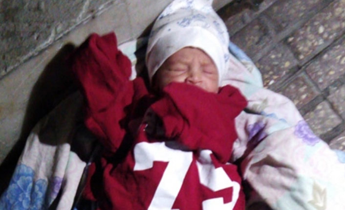 Vicdansızlığın böylesi! Bebeği sokağa terkettiler...