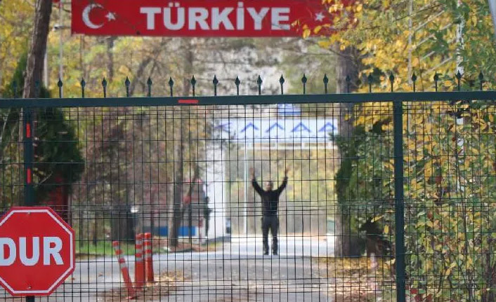 Türkiye gönderdi Yunanistan almadı terörist ortada kaldı!