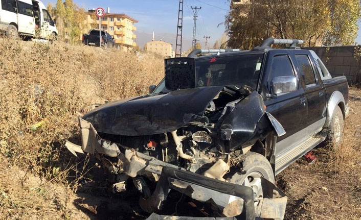 Kamyonetler kafa kafaya çarpıştı