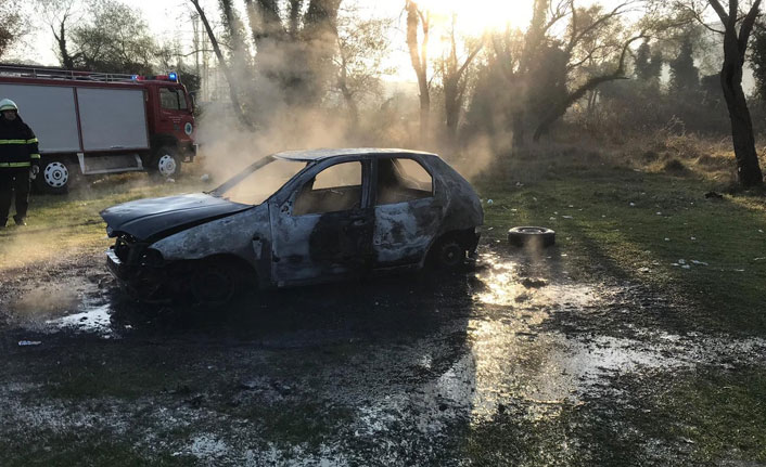 Elektrik aksamından çıkan yangın otomobili kül etti