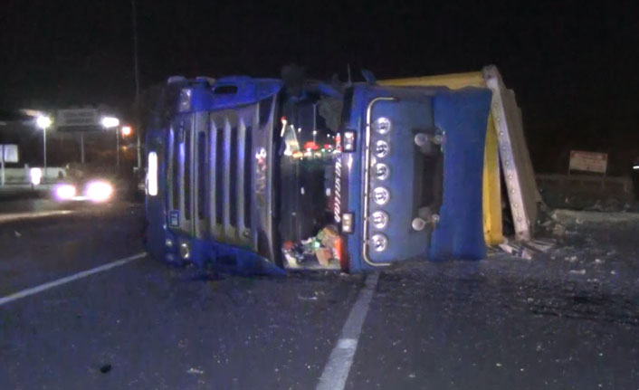 Kırıkkale'de cam yüklü tır devrildi