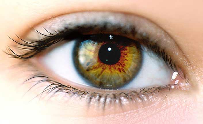 Gözlerdeki yorgun görüntüye dikkat