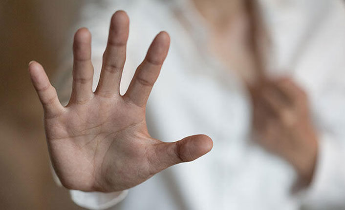 Ailesi yokken sevgilisini eve götürdü, görüntülerini çekti!