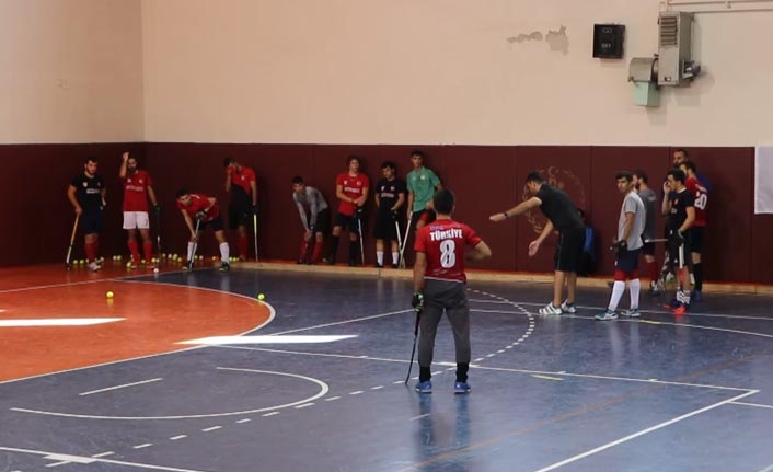 Sanayinin kapısından döndü, milli hokeyci oldu