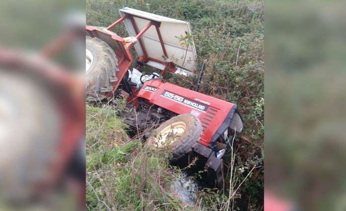 Devrilen traktörün altında sıkışan adamı vatandaşlar kurtardı