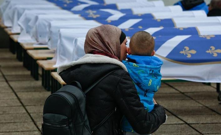 12 Boşnak 27 yıl sonra toprağa verildi