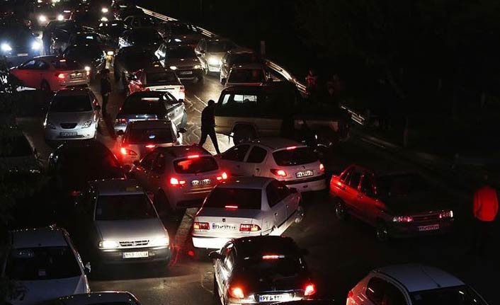 İran'da benzin zammına tepkiler siyaseti de sarstı